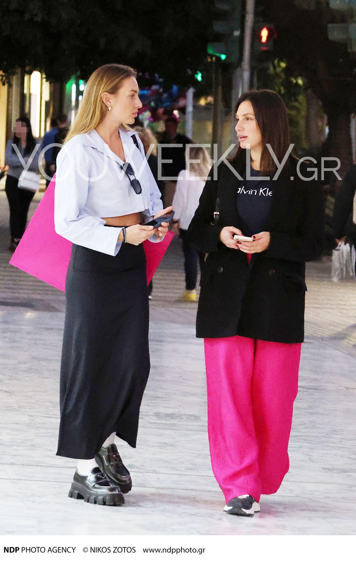 Η Κατερίνα Δαλάκα με την φίλη της στη Γλυφάδα