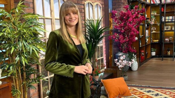 H Δανάη Μιχαλάκη σε πλατό εκπομπής