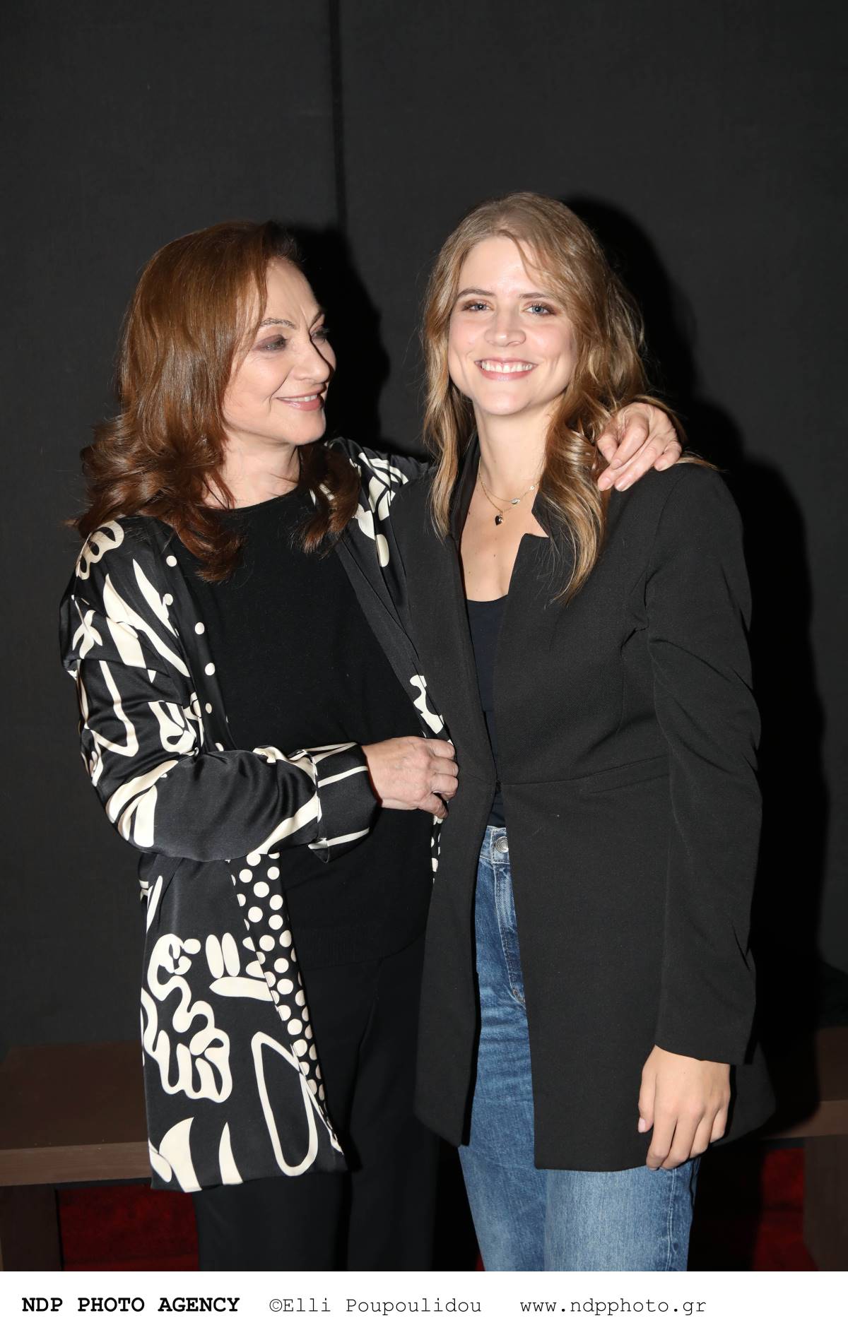 Η Δανάη Μιχαλάκη με τη Φιλαρέτη Κομνηνού σε βραδινή έξοδο.