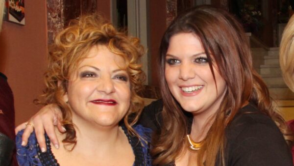 Η Δανάη Μπάρκα και η Βίκυ Σπυροπούλου στο 21-01-2014 Επίσημη πρεμιέρα θέατρο Αλίκη "Ψύλλοι στ’αυτιά".