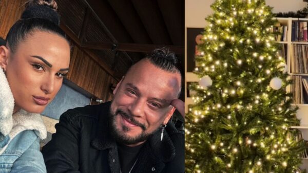 Η Ασημίνα Χατζηανδρέου και ο Χρήστος Δάντης και δίπλα το κενό χριστουγεννιάτικο δέντρο τους