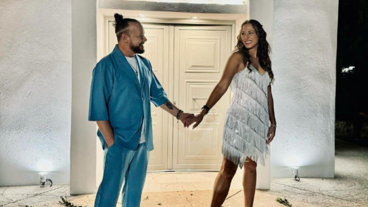 Ο Χρήστος Δάντης και η Ασημίνα Χατζηανδρέου έξω από εκκλησία