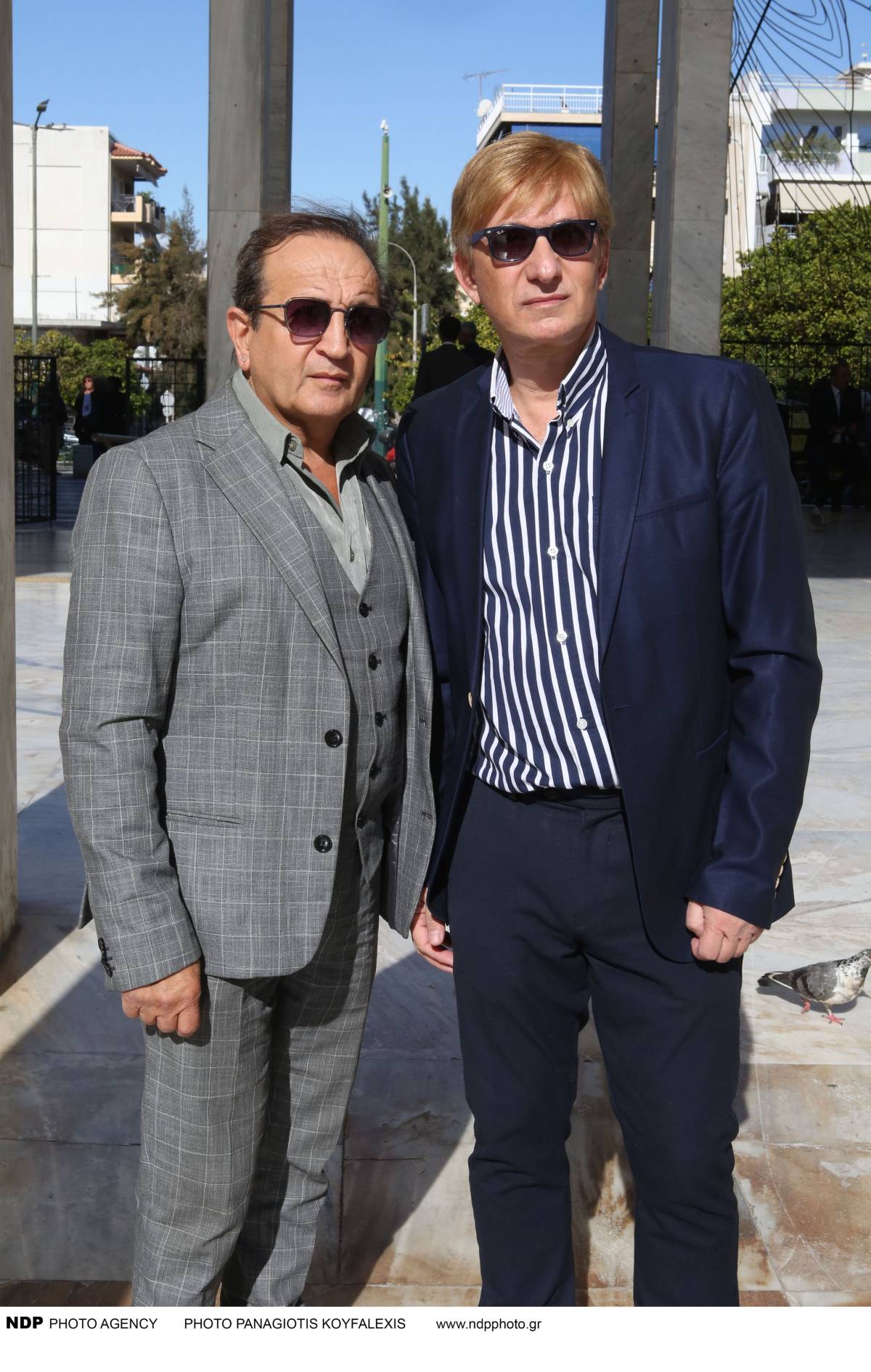 Ο Μάκης Δελαπόρτας και ο Σπύρος Μπιμπίλας στο Α΄Νεκροταφείο Αθηνών