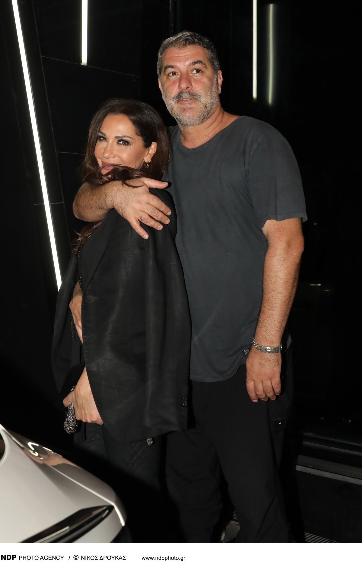 Η Δέσποινα Βανδή και ο Βασίλης Μπισμπίκης σε βραδινή έξοδο