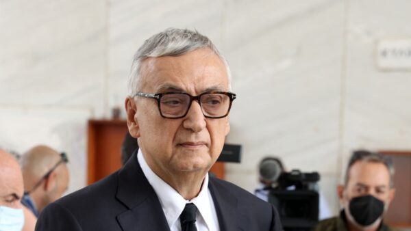 Ο Δημήτρης Σούρας με κοστούμι στο νεκροταφείο το 2022