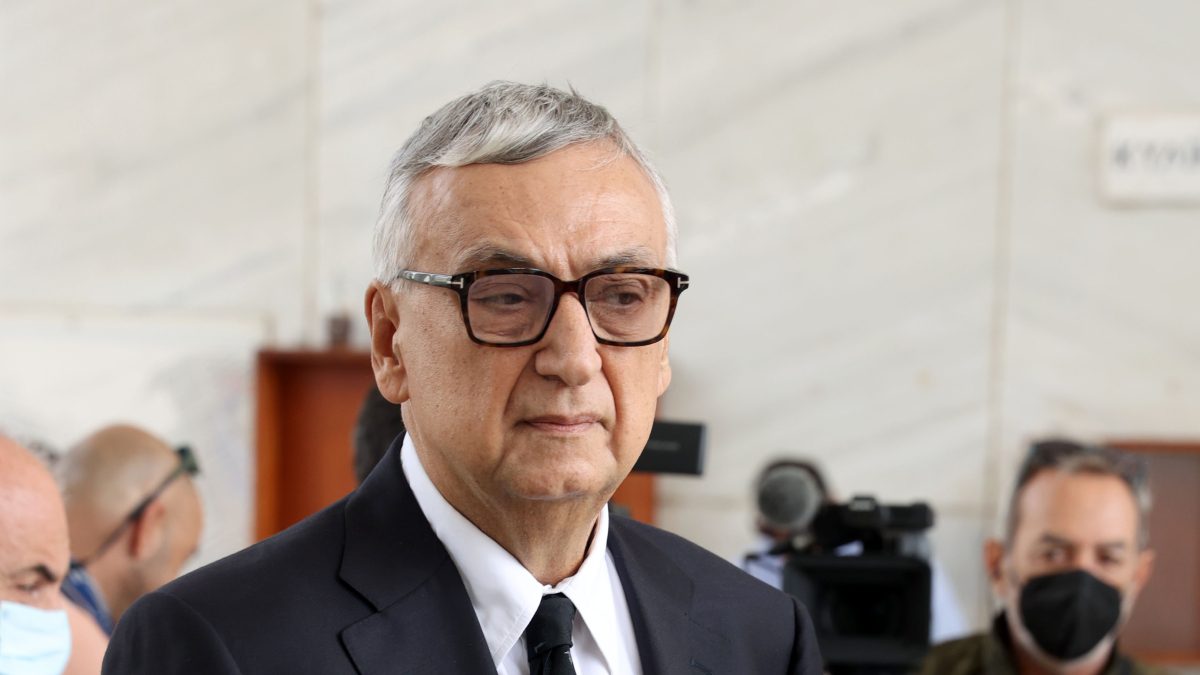 Ο Δημήτρης Σούρας με κοστούμι στο νεκροταφείο το 2022