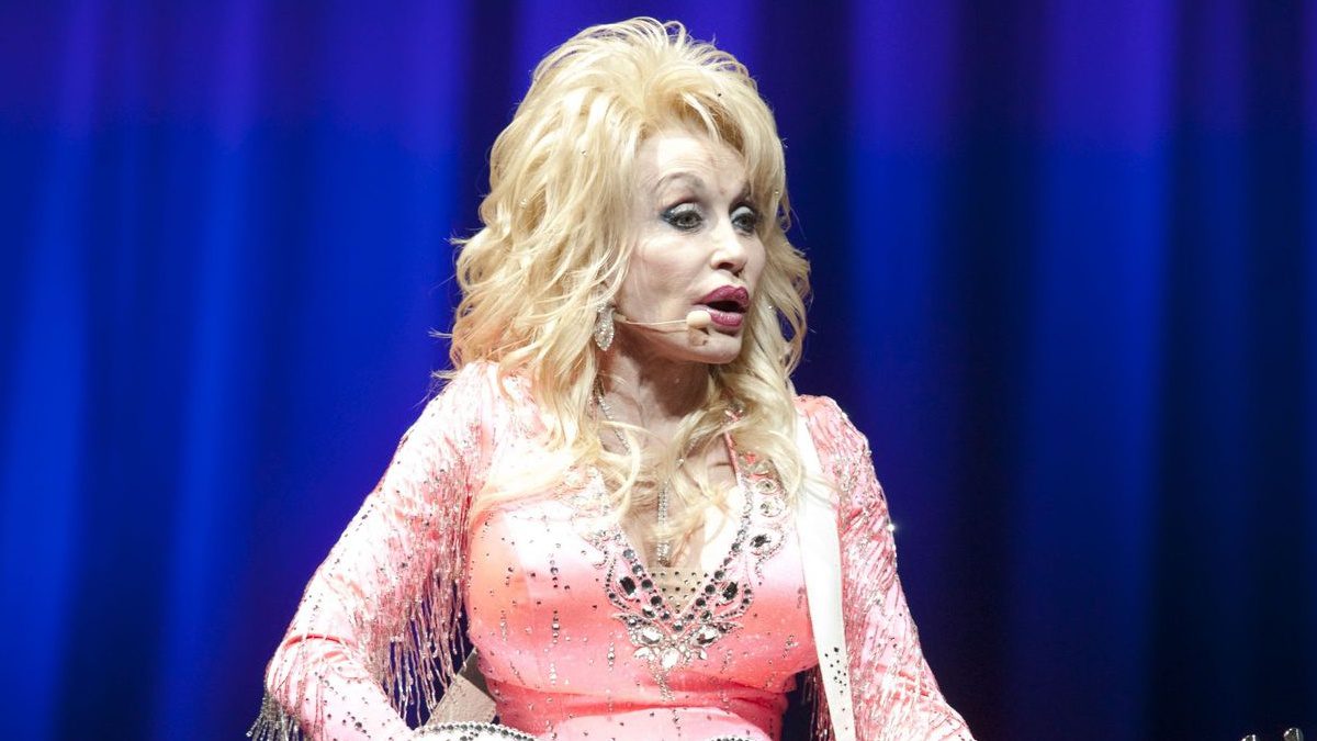 Η Ντόλι Πάρτον Ττραγουδάει στη σκηνή