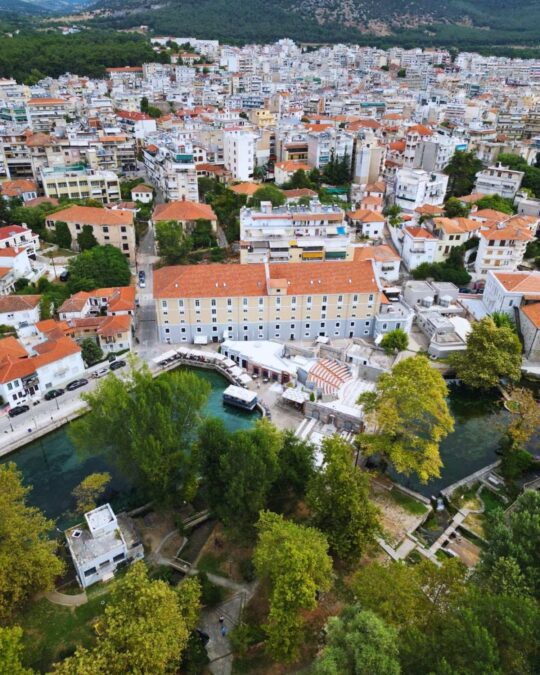 Το ιστορικό διατηρητέο μνημείο, το Hydrama Grand Hotel έχει αρχοντική ομορφιά