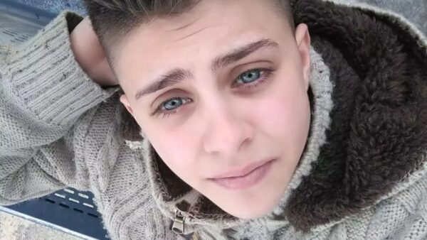 Η Ειρήνη Μουρτζούκου με γκρι ζακέτα