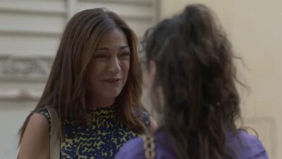 Η Ηλέκτρα μιλάει στην φίλη της στην σειρά Ηλέκτρα.