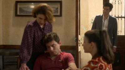 Ο Μπόγρης εμφανίζεται στο μαγαζί στην σειρά Ηλέκτρα.