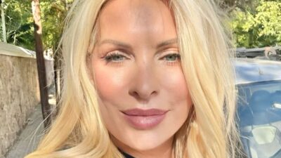 Η Ελένη Μενεγάκη με μακιγιάζ και ανακατεμένο μαλλί