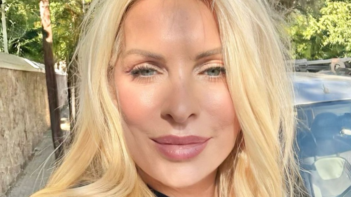 Η Ελένη Μενεγάκη με μακιγιάζ και ανακατεμένο μαλλί