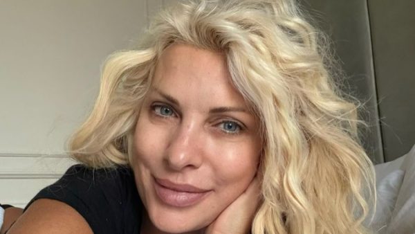 Η Ελένη Μενεγάκη με σγουρά μαλλιά ξαπλωμένη στο κρεβάτι