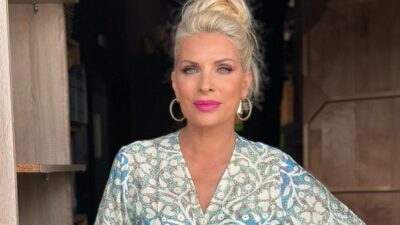 H Ελένη Μενεγάκη ποζάρει με φλοράλ σύνολο