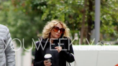 Η Ελεωνόρα Ζουγανέλη στο κέντρο της Αθήνας με καφέ και το κινητό της στο χέρι