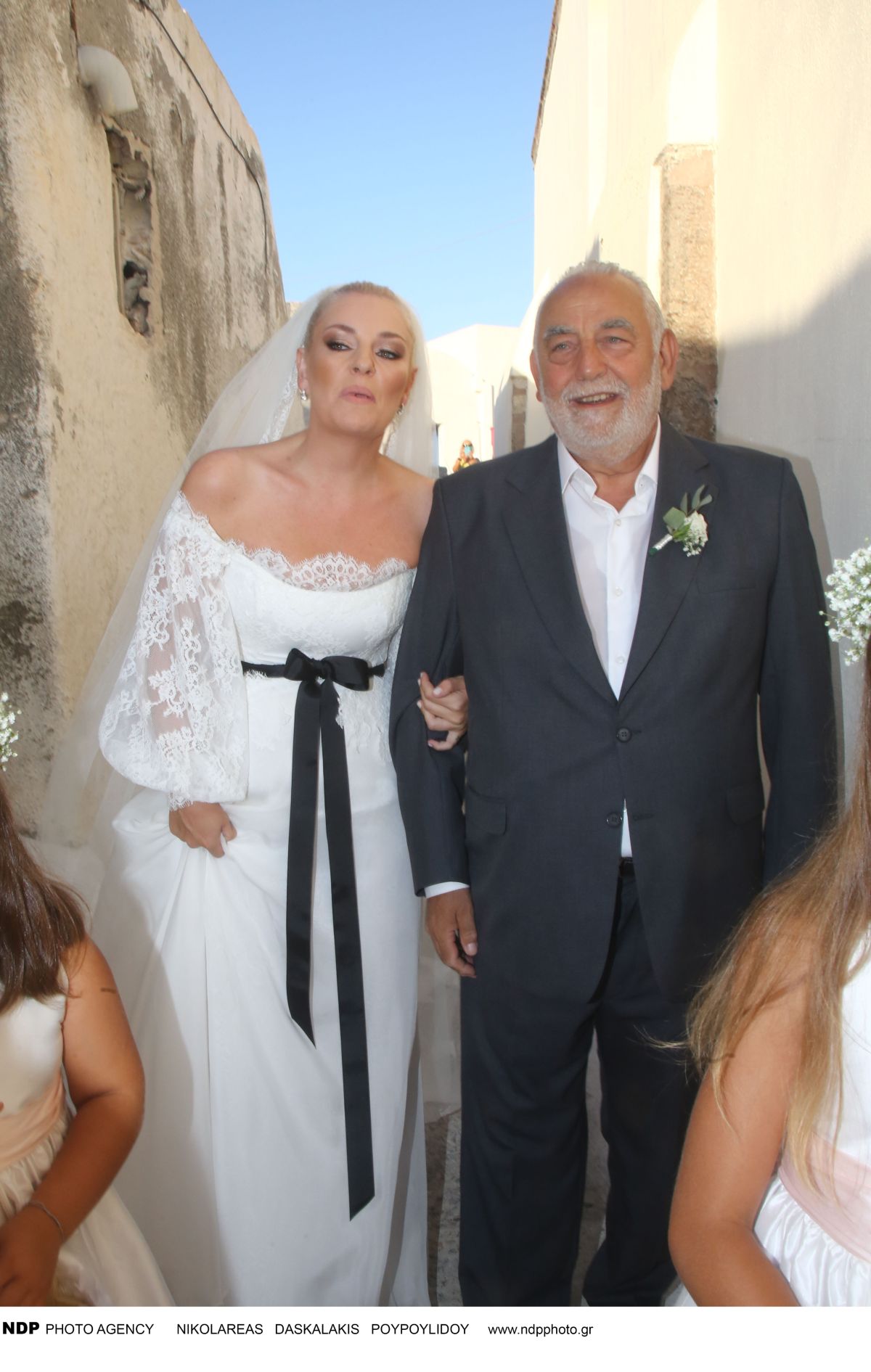 Η Ελισάβετ Μουλτάφη με τον πατέρα της, Δημήτρη Μουλταφίτη στον γάμο της στην Σαντορίνη το 2018.