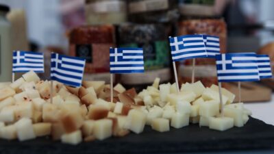Τυριά με ελληνικές σημαίες