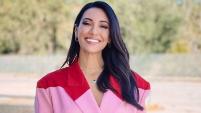 H Ευγενία Σαμαρά με μοβ πουλόβερ