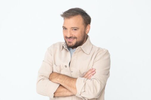 Χρήστος Φερεντίνος σε επίσημη φωτογράφιση για τον ΣΚΑΙ