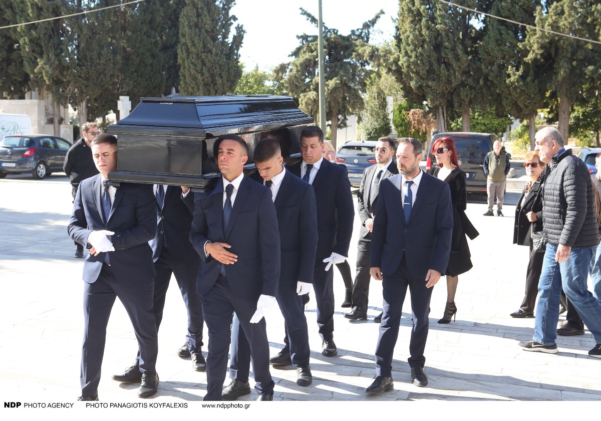 Φέρετρο Καρατζόπουλου στο Α' Νεκροταφείο Αθηνών