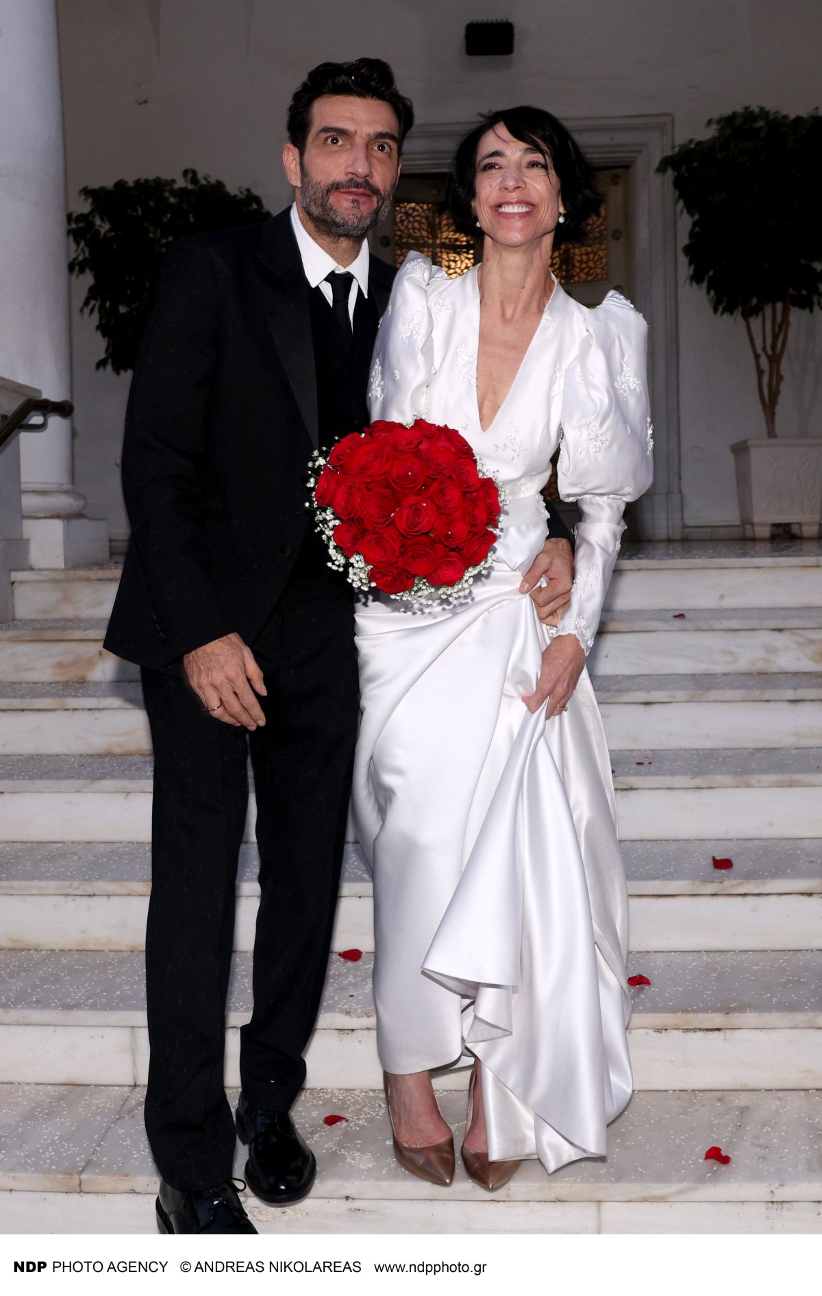 Ο Νίκος Κουρής και η Έλενα Τοπαλίδου στον Ιερό Ναό Παναγίτσας Παλαιού Φαλήρου.