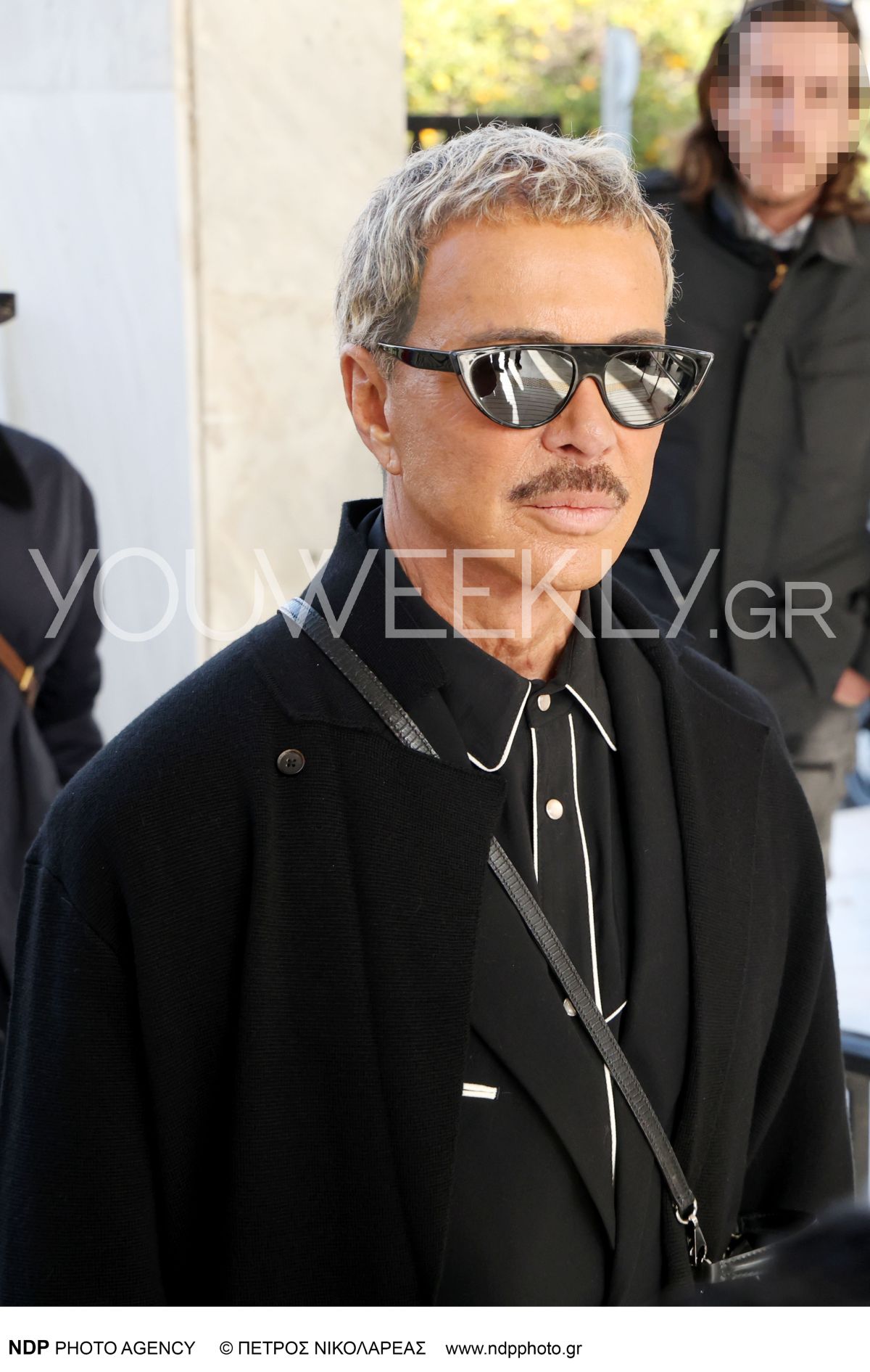 Ο Λάκης Γαβαλάς στην κηδεία του Αντώνη Λυμπέρη