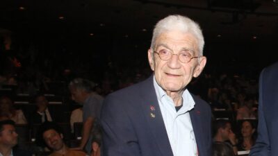 Ο Γιάννης Μπουτάρης σε κοσμική εκδήλωση.