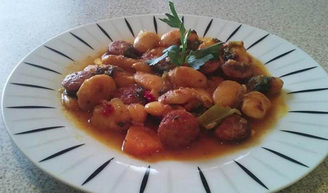 Γίγαντες με λουκάνικο είναι το Νο1 πιάτο στο Πέταλο