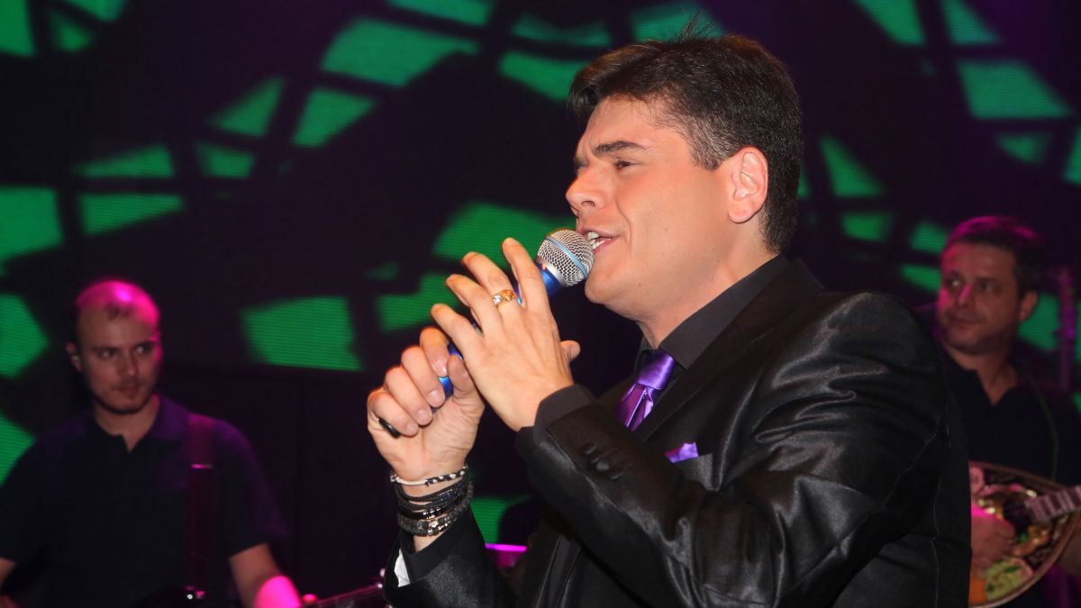 Ο Γιώργος Δασκαλάκης τραγουδάει στην πίστα.