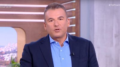 Ο Γιώργος Λιάγκας με σκούρο γαλάζιο πουκάμισο και μπλε σακάκι στο πρωινό