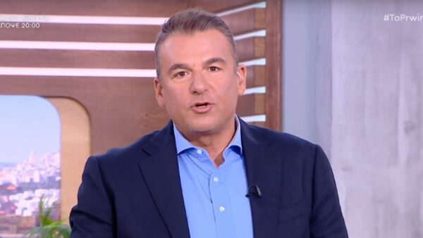 Ο Γιώργος Λιάγκας με σκούρο γαλάζιο πουκάμισο και μπλε σακάκι στο πρωινό