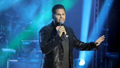 Ο Γιώργος Τσαλίκης τραγουδάει στη σκηνή του Rox.