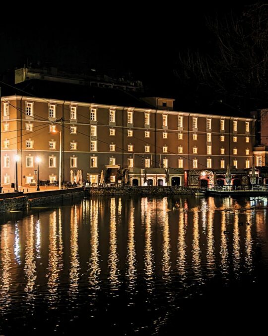 Το εμβληματικό ξενοδοχείο βρίσκεται σε απόσταση αναπνοής από την μαγευτική Ονειρούπολη