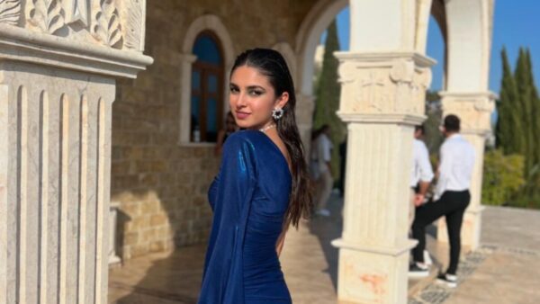 Η Ιφιγένεια Τζόλα σε γάμο με μπλε φόρεμα και έντονο μακιγιάζ