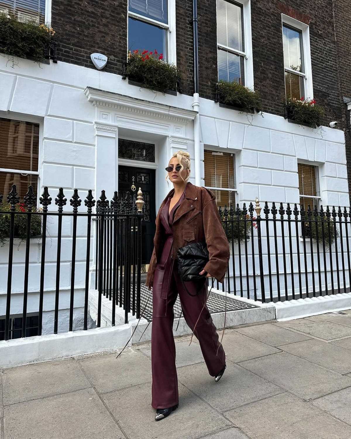 Μπορντό με καφέ συνδύασε η Ιωάννα Τούνη στο look της