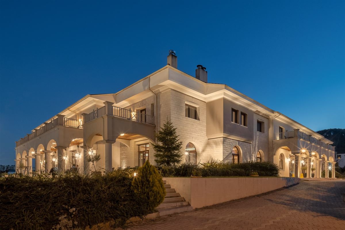 Το ξενοδοχείο απολαμβάνει μοναδική θέα στη λίμνη Παμβώτιδα