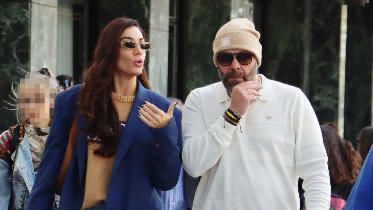 Η Ήβη Αδάμου και ο Μιχάλης Κουινέλης στο κέντρο της Αθήνας.