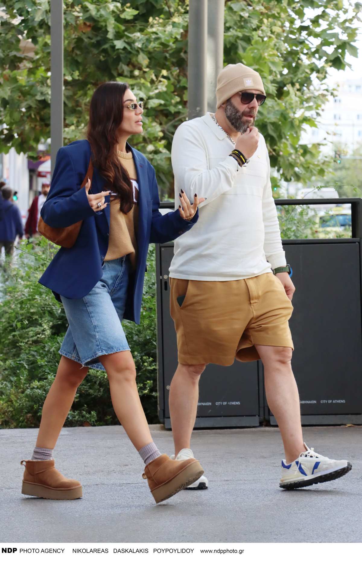 Η Ήβη Αδάμου και ο Μιχάλης Κουινέλης στο κέντρο της Αθήνας.