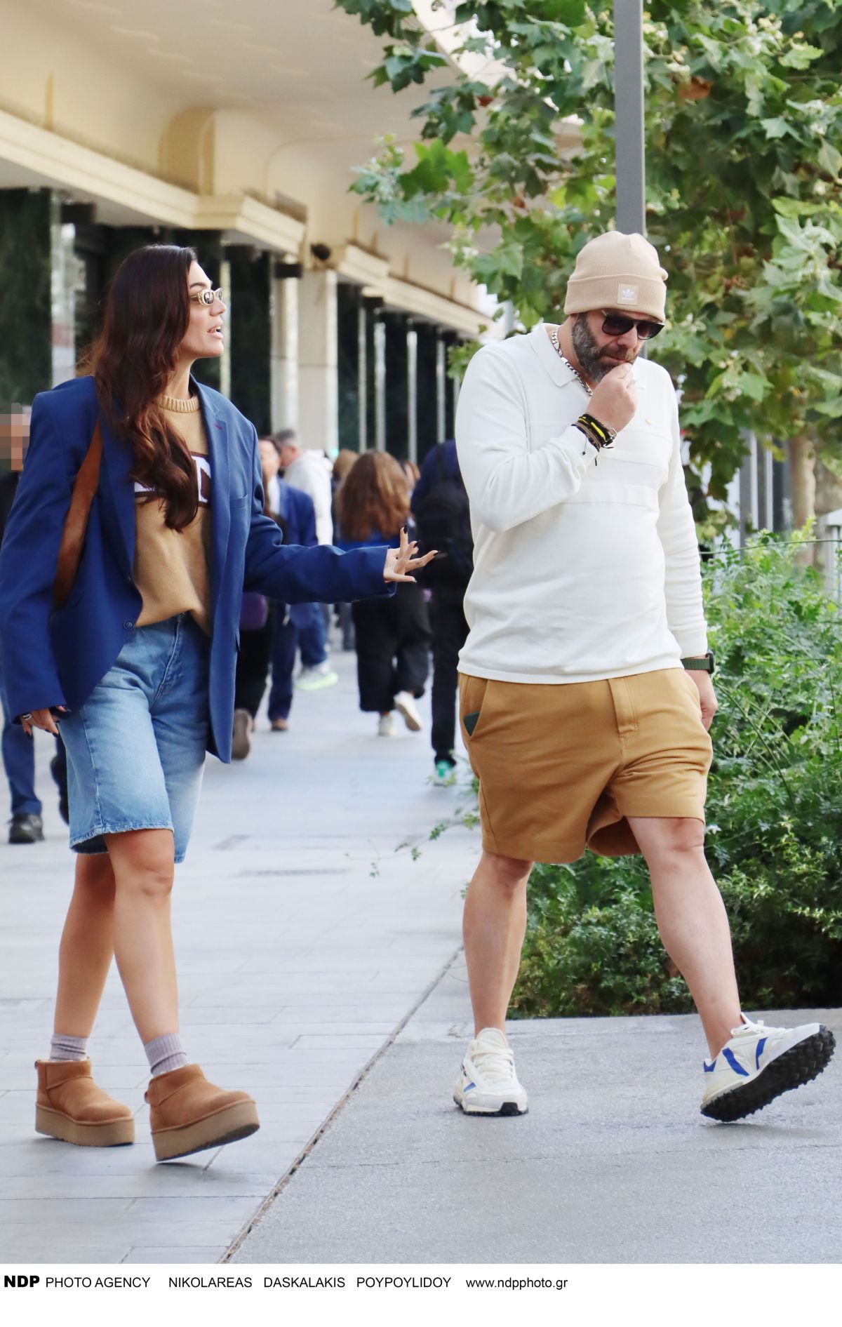 Η Ήβη Αδάμου και ο Μιχάλης Κουινέλης στο κέντρο της Αθήνας.