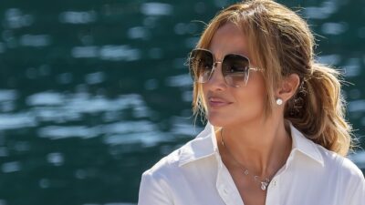 H Jennifer Lopez φοράει την τάση στα παντελόνια της σεζόν