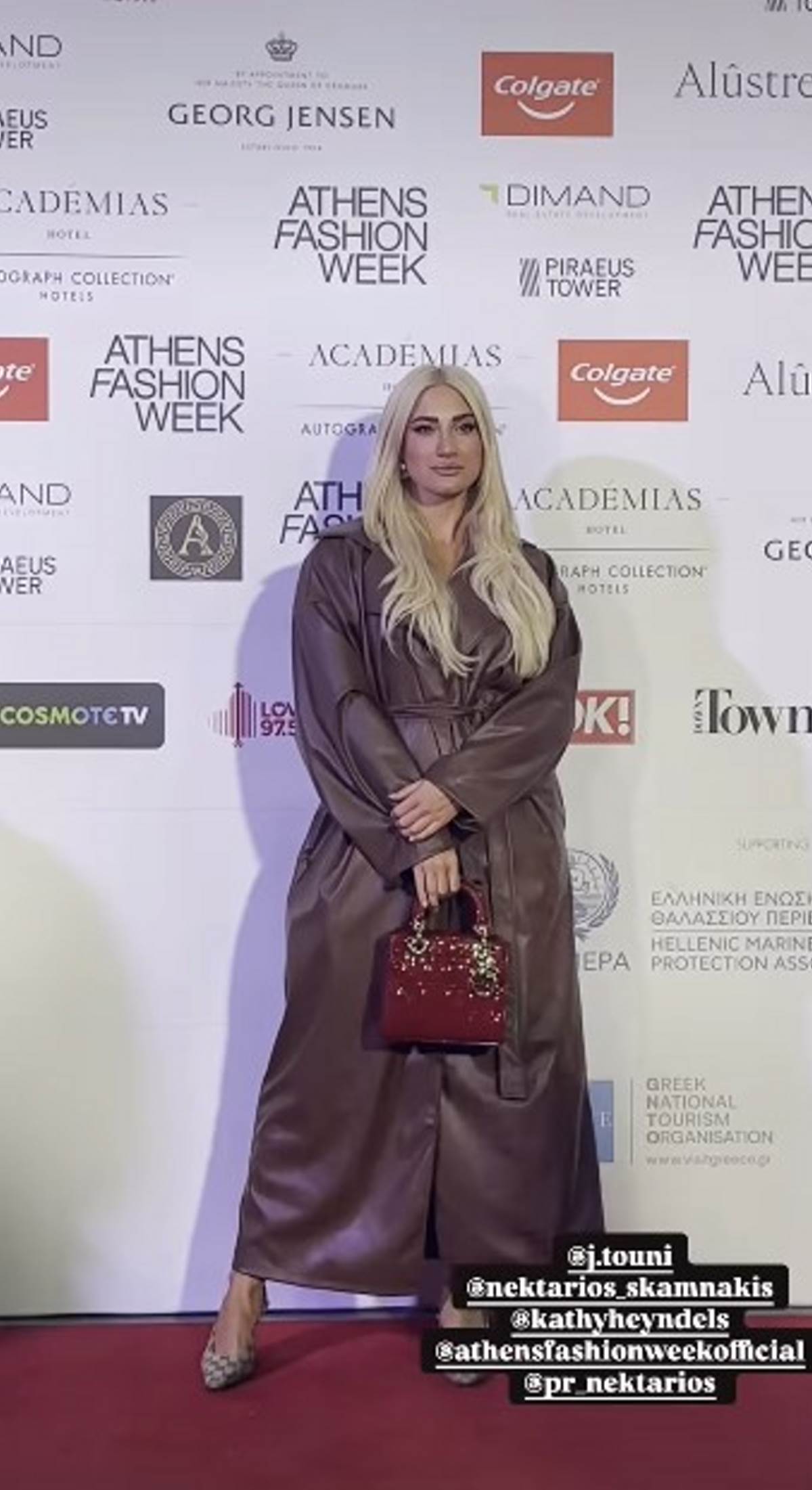 Η Ιωάννα Τούνη σε έξοδό της με μάξι καμπαρντίνα