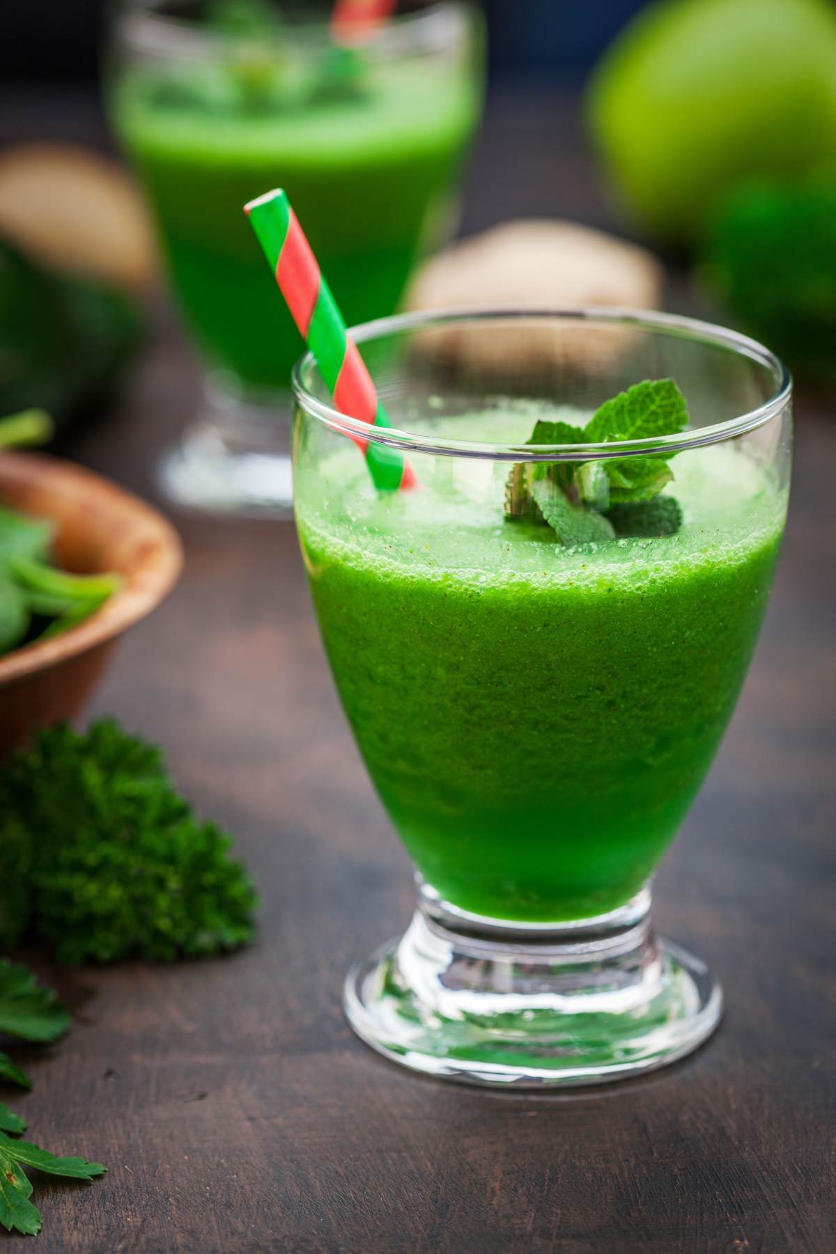 Χυμός με σπανάκι σε ποτήρι
