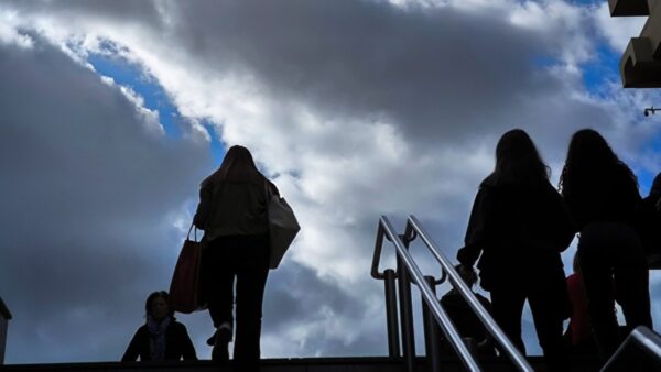 Ο καιρός και μπροστά άνθρωποι