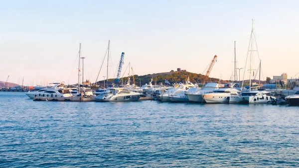 λιμάνι με σκάφη