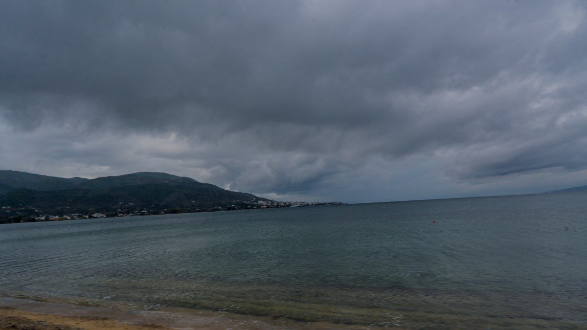 Βροχερός καιρός πάνω από τη θάλασσα