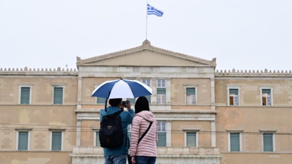 Κόσμος μπροστά από το σύνταγμα