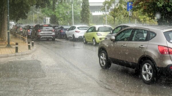 Βροχή σε δρόμο της Αθήνας