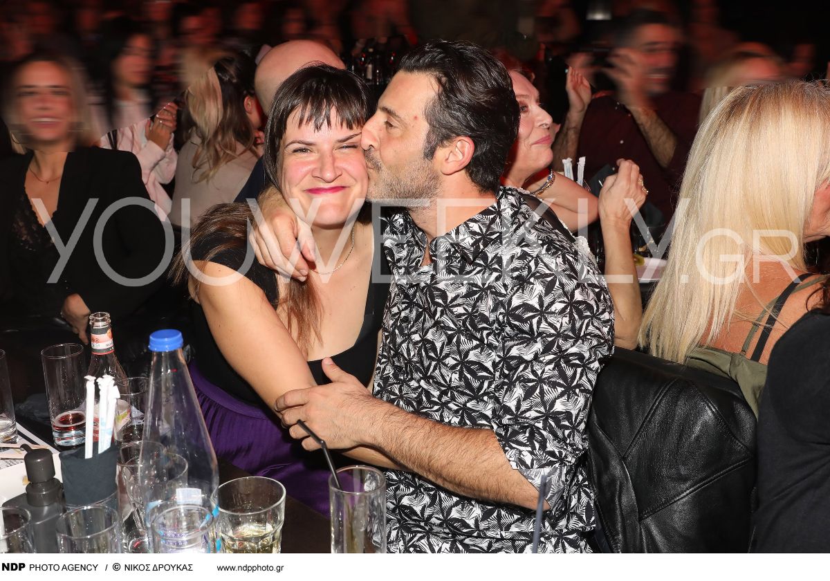 Ο Λευτέρης Ελευθερίου φιλάει στο μάγουλο την σύζυγό του, Τατιάνα Καλαντζή