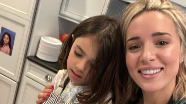 Η Καλομοίρα αγκαλιά με την κόρη της στην κουζίνα